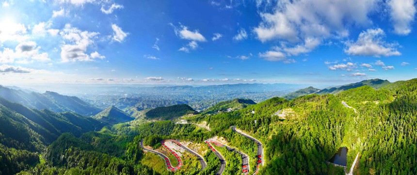 10月18日，梁平區梁山街道雲佛村，榮獲2019年度全國“美麗鄉村路”的梁平區“二環路”公路蜿蜒在崇山峻嶺之間，穿越林海，連通鄉村，秀美如畫。特約攝影 劉輝