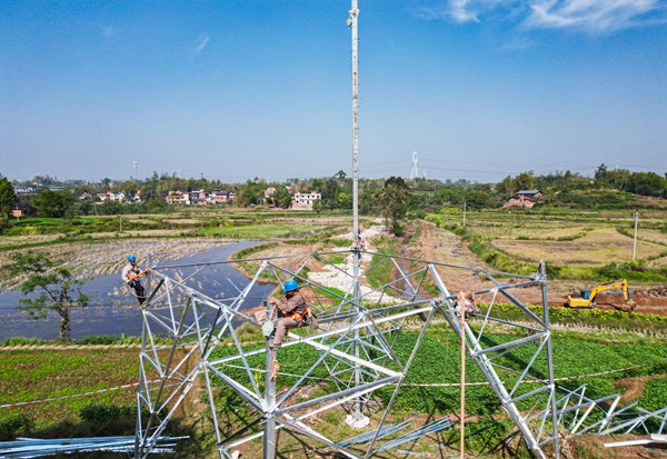 組塔施工作業。國網重慶永川供電公司供圖