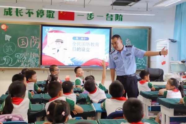 国防校外辅导员进校园。歇台子小学供图