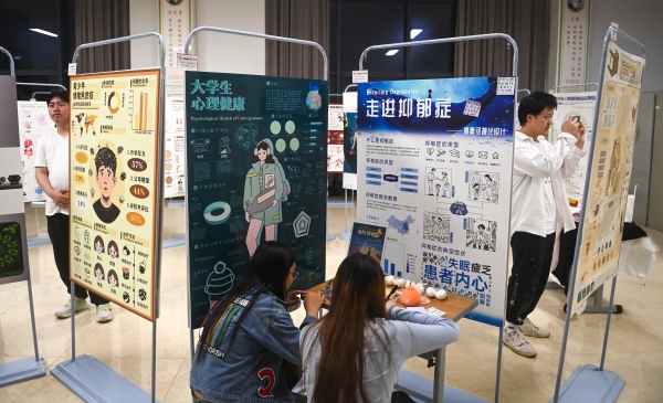 学生在线下展厅观展。重庆财经学院供图