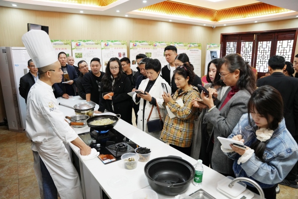 指导老师现场讲解药膳烹饪技巧。重庆市药物种植研究所供图