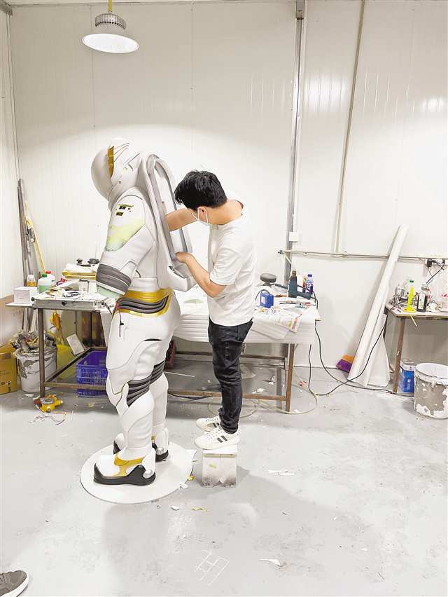 《“巡天”登月服系统组件设计》模型制作现场。