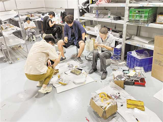 《“巡天”登月服系统组件设计》模型制作现场。