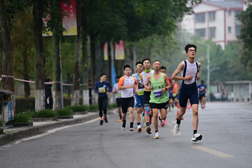 參賽選手全力奔跑中。榮昌區委宣傳部供圖