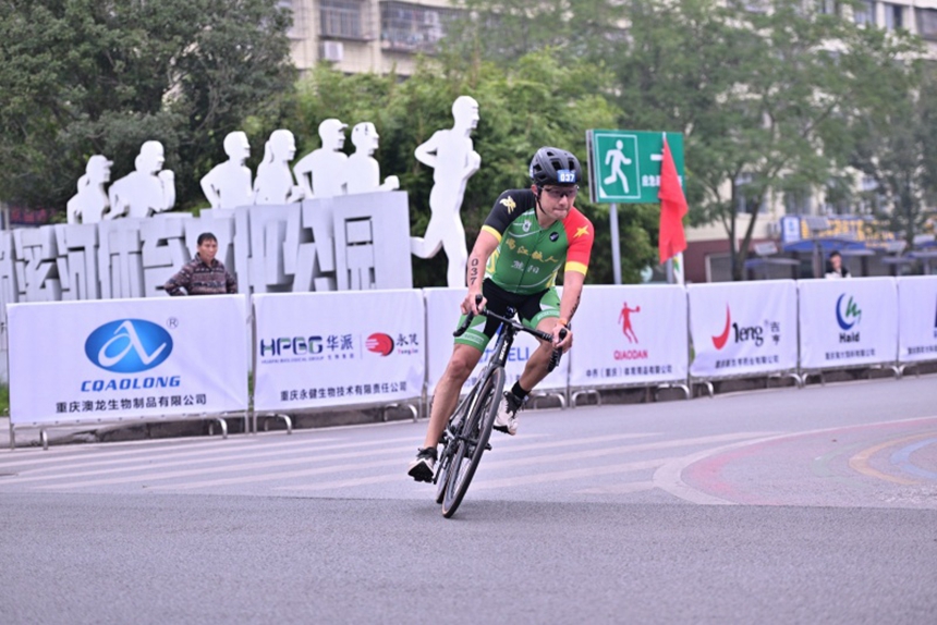 自行車選手駛過急彎。榮昌區委宣傳部供圖