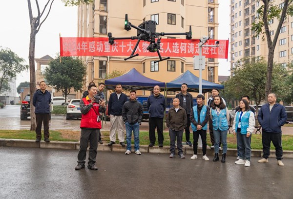 何涛在凤凰丽苑小区向群众展示无人机巡检技术。国网重庆永川供电公司供图