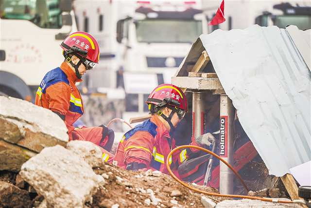 十一月五日，救援隊伍在進行地震災害救援科目展示。