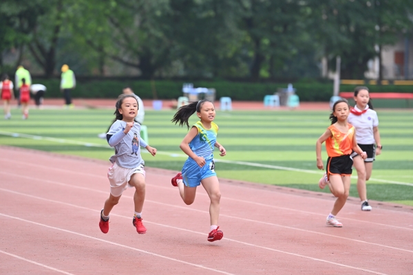 运动员参与激烈的比赛。大渡口教委供图