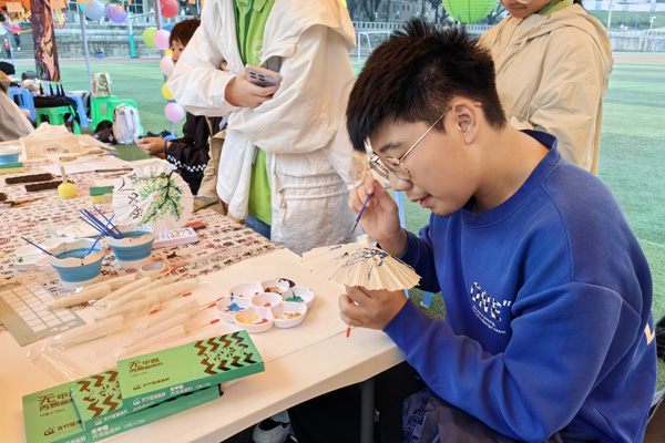 学生体验油纸伞制作。袁杰摄