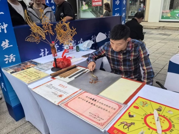 中梁山街道社区学校展示区的糖画制作。九龙坡区社区教育学院供图