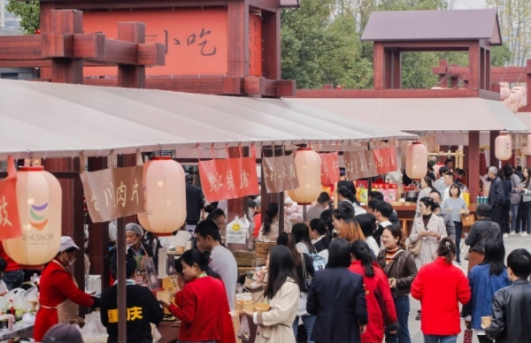 市民现场品尝美食。重庆市文化旅游委供图