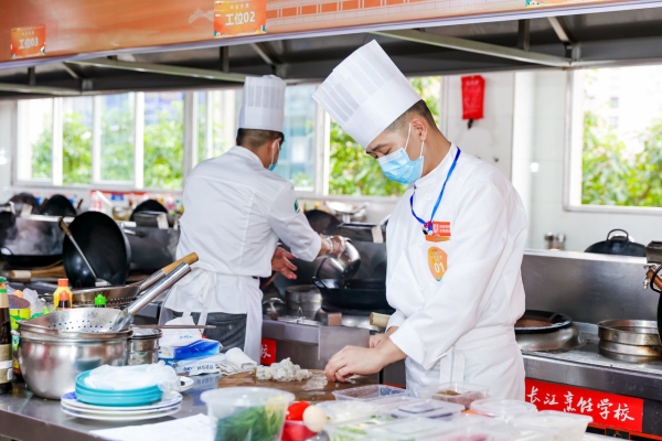 厨师现场烹饪美食。主办方供图