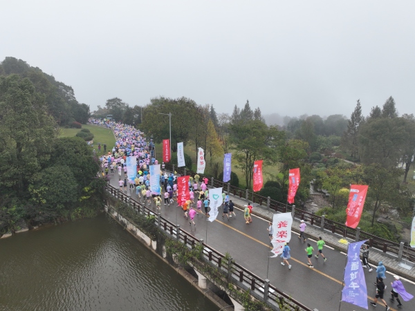 选手们在森林中奔跑。江北区委宣传部供图