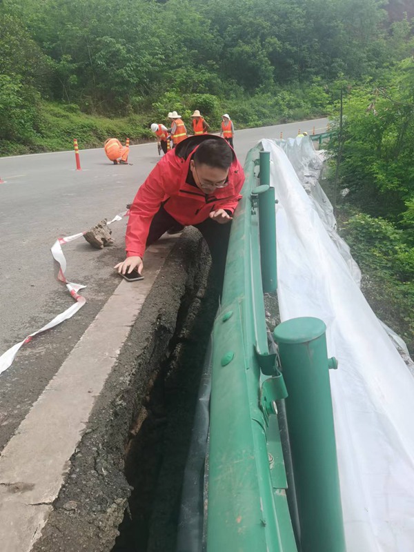 《駐守地質工程師》6月21日，長壽區但渡鎮G319國道受施工影響發生險情，重慶地研院駐守地質工程師申奧實地調查險情。胡小軍攝