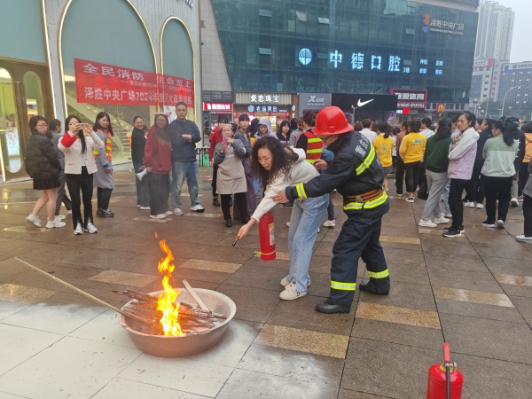 大型商业综合体应急消防演练。荔枝街道供图