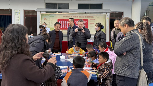 在长凼村小学开展助学活动。光大银行重庆分行供图