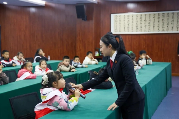 法官与同学们现场互动。秀山法院供图