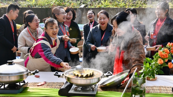 代表们调研食育课程。赵家街道供图