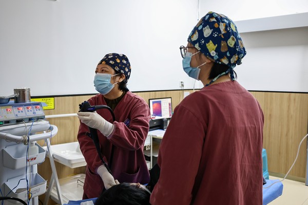 醫生治療中。重慶東大肛腸醫院供圖