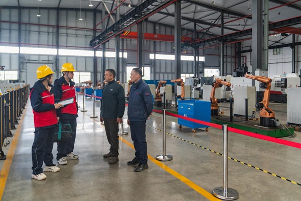 國家電網重慶電力（永川）紅岩共產黨員服務隊隊員向企業相關負責人征集用電需求。國網重慶永川供電公司供圖