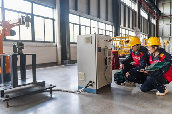 國家電網重慶電力（永川）紅岩共產黨員服務隊隊員監測用電設施運行情況。國網重慶永川供電公司供圖