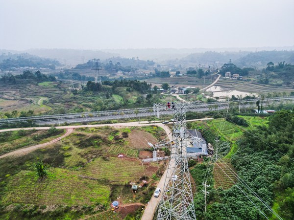 在跨越高速公路的两塔之间架设“保护网”。国网重庆永川供电公司供图