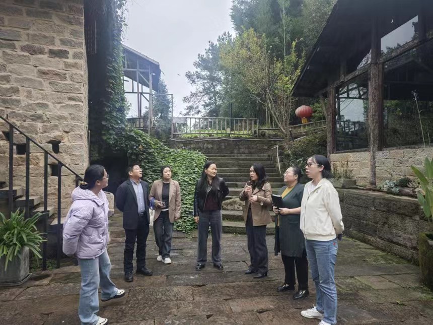 接龍地區委員工作室政協委員調研天星寺鎮花房筑民宿。趙月溪攝