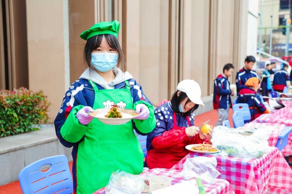 學生現場制作美食。華師中旭學校供圖