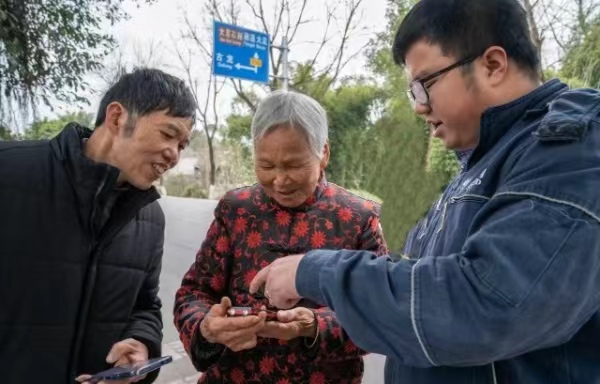 國網重慶大足供電公司員工與客戶溝通交流。大足區融媒體中心供圖