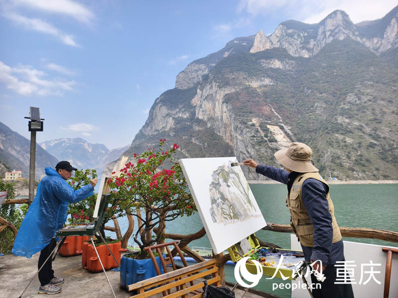 藝術家們在巫峽神女峰對岸創作採風。人民網 陳琦攝