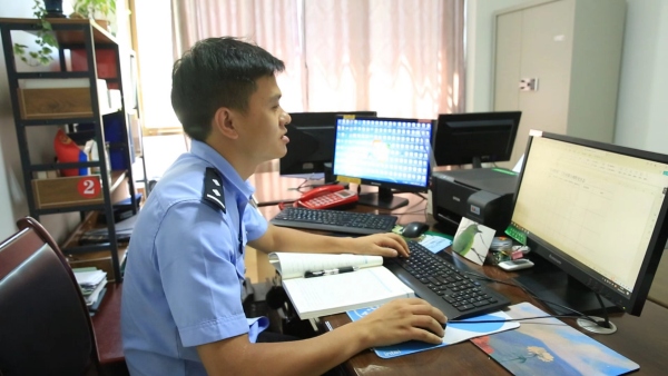 陈港利用工作之余学习生态保护知识。张鑫坪摄