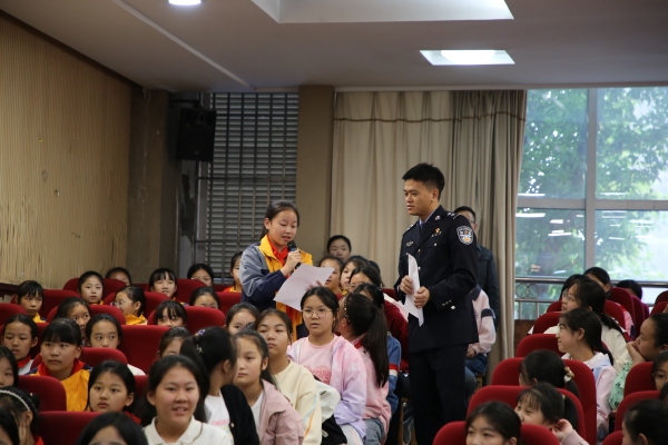 陈港以“青年讲师”身份，在开州区汉丰四校向同学们宣讲生态保护知识。郑玅摄