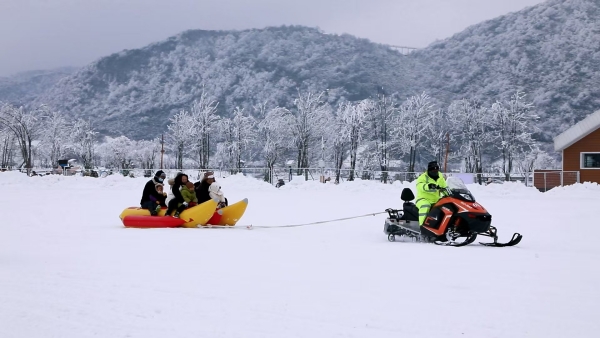 游客开心玩雪。丰都县委宣传部供图