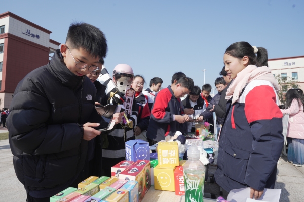 “愛心易物·財商體驗”活動現場。西南大學附屬中學榮昌實驗學校供圖