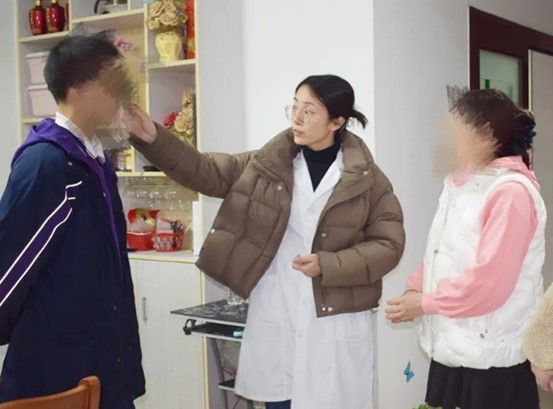 家访活动现场。重庆迪邦皮肤病医院供图