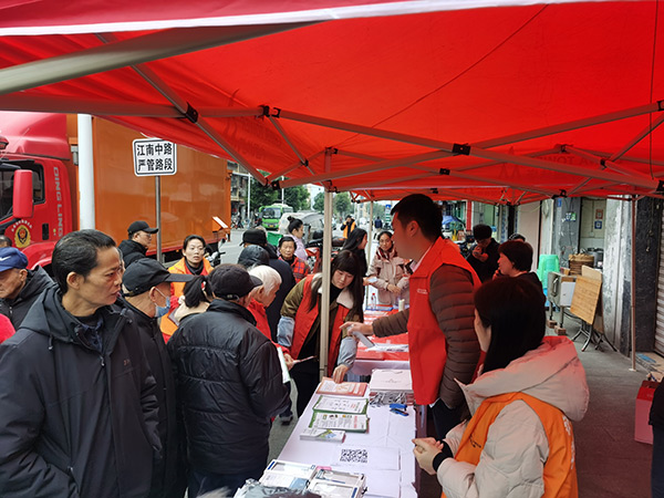 涪陵铁塔向社区居民科普充电安全知识。涪陵铁塔供图