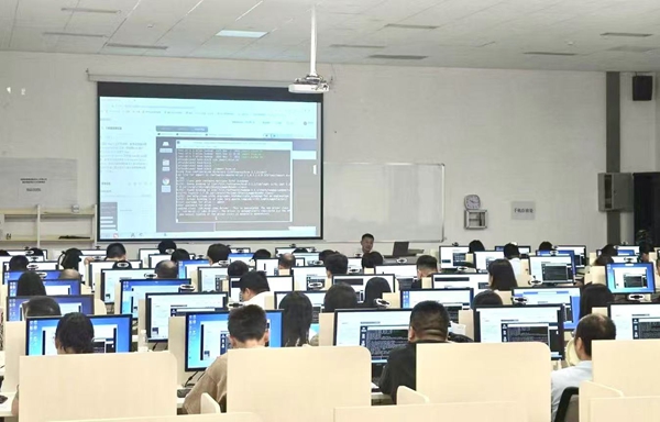 數字技術工程師培育項目大數據工程技術人員實操練習。市人力社保局供圖