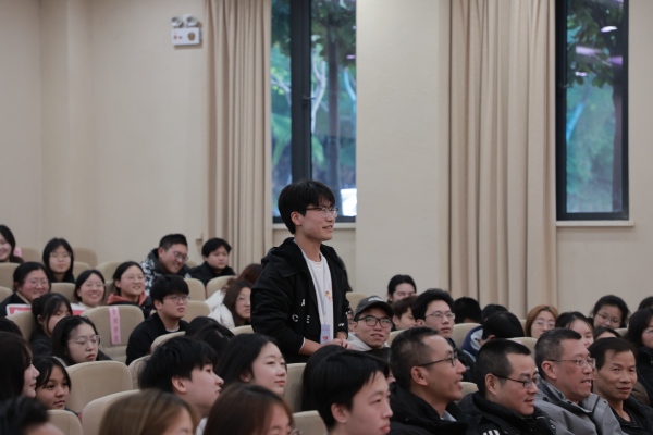 学生向肖祖贤提问。重庆理工大学供图