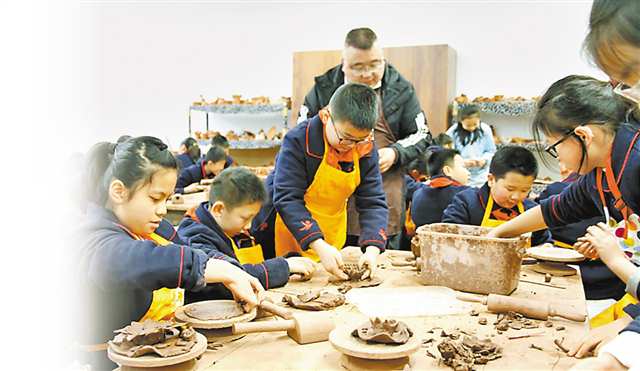 　万盛经开区万盛小学课后服务开设陶艺兴趣课。（受访学校供图）