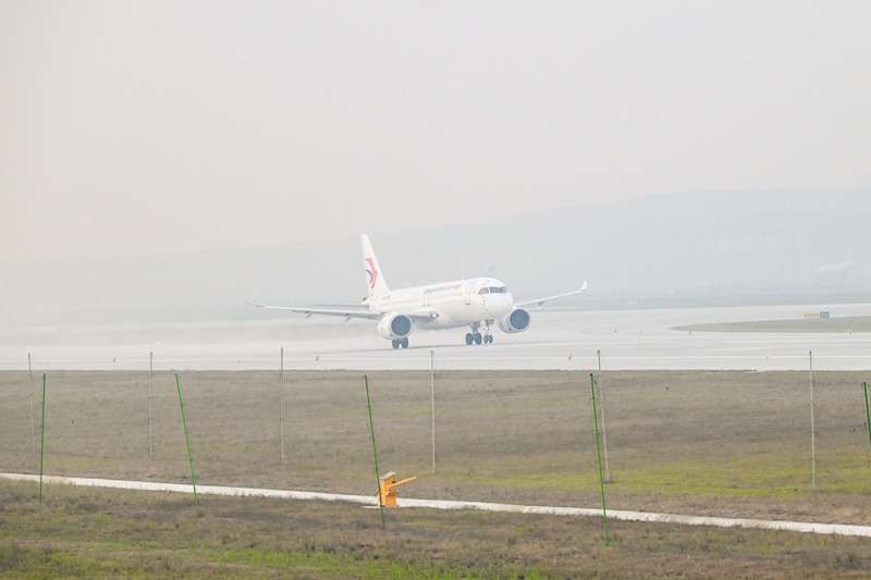 12月26日，重庆江北国际机场，东方航空公司C919飞机执飞的MU5428航班（重庆-上海虹桥），成为第四跑道启用后首个起飞的航班。邹乐摄