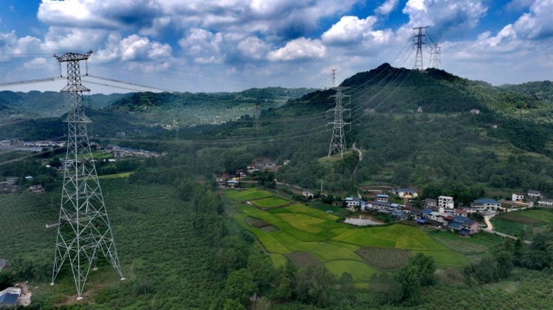 川渝1000千伏特高压交流工程输电线路。李涛摄