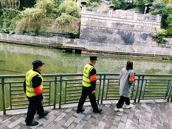 巡湖小隊在巡查中。龍塔街道供圖