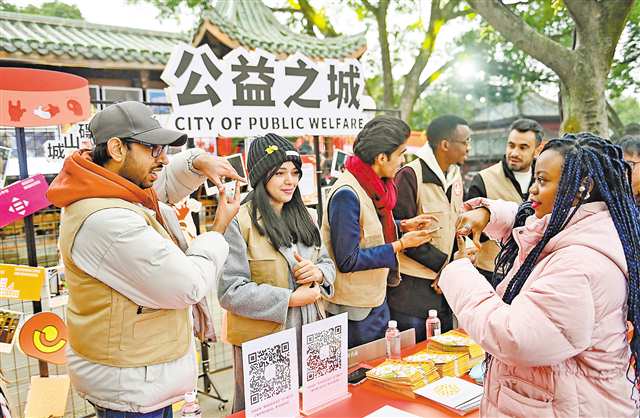 十二月二十七日，鵝嶺公園，“渝見世界”2025迎新春國際游園會現場活動豐富，吸引眾多市民和外國友人參加。記者 鄭宇 攝\視覺重慶