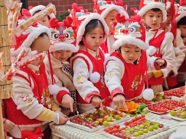 传统小吃品味街里琳琅满目。朝幼教育集团供图