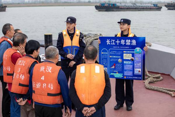 民警开展禁渔宣传。受访单位供图