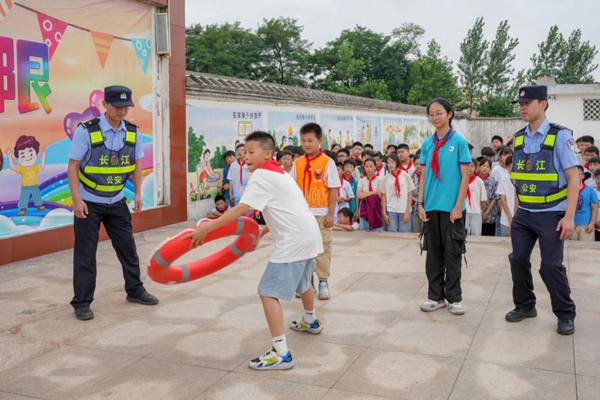 民警进校园开展防溺水宣传。受访单位供图