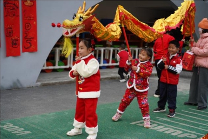 孩子們體驗舞龍。渝北區悅來幼兒園雲山岳園供圖