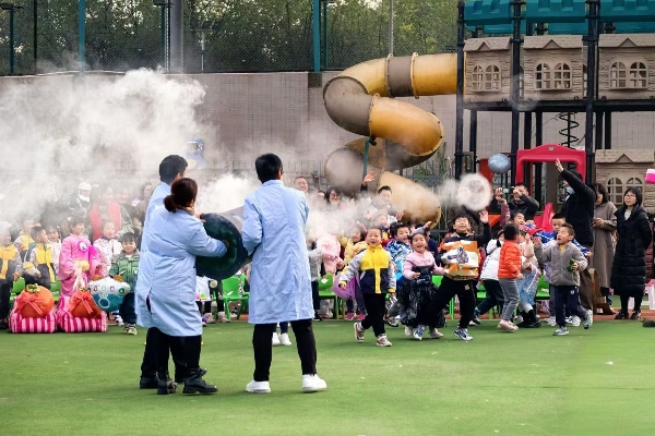 空气炮体验。重庆师范大学附属幼儿园供图