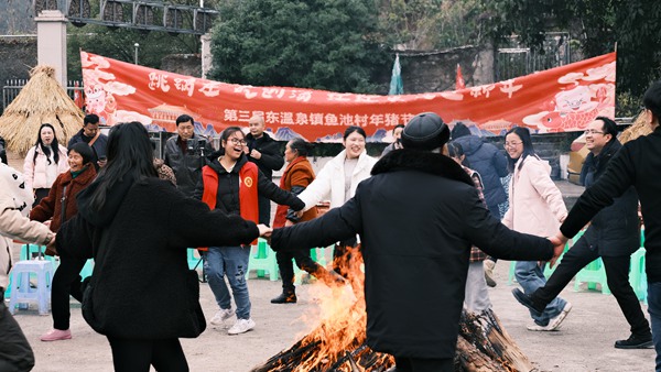 年猪节现场唱响《云上鱼池》村歌。曹若琳摄