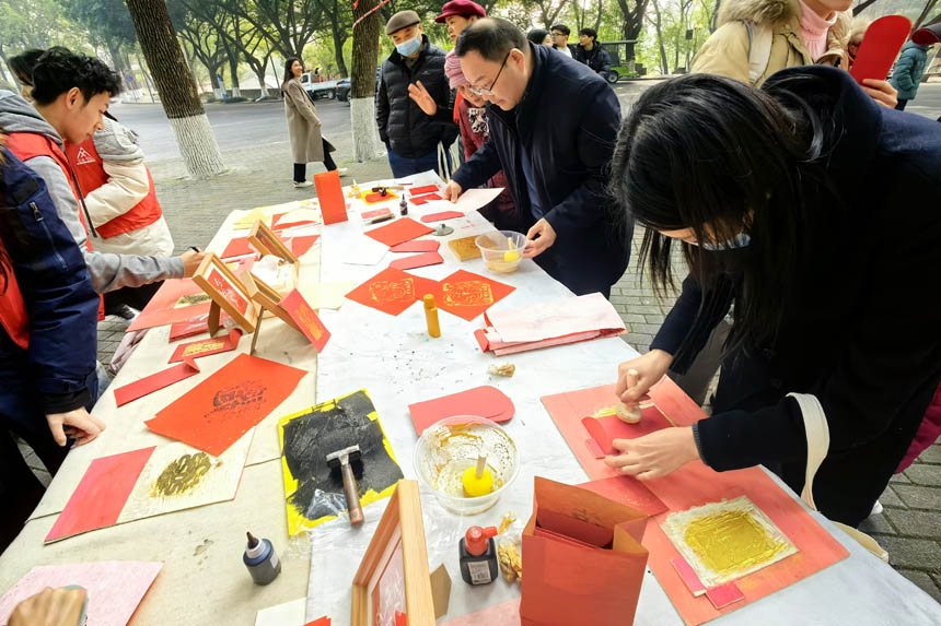 互动环节—自制拓印红包。袁杰摄